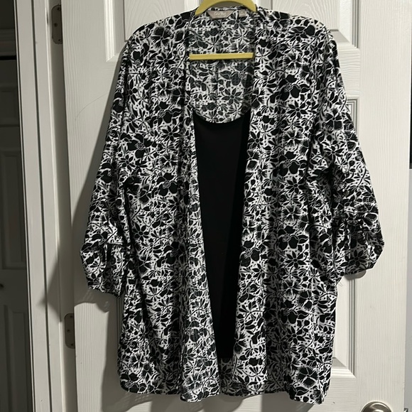 Tops - Coral Bay black and white print top - size 3x
